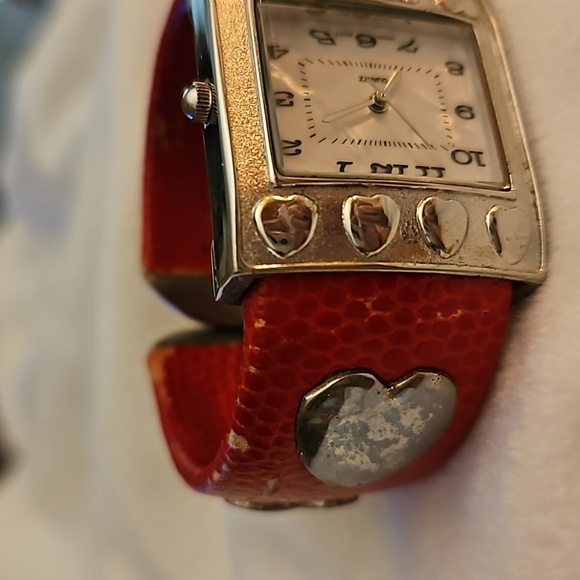 Vintage 1990s Heart Studded Red Leather Women's Bracelet Watch - Picture 3 of 6